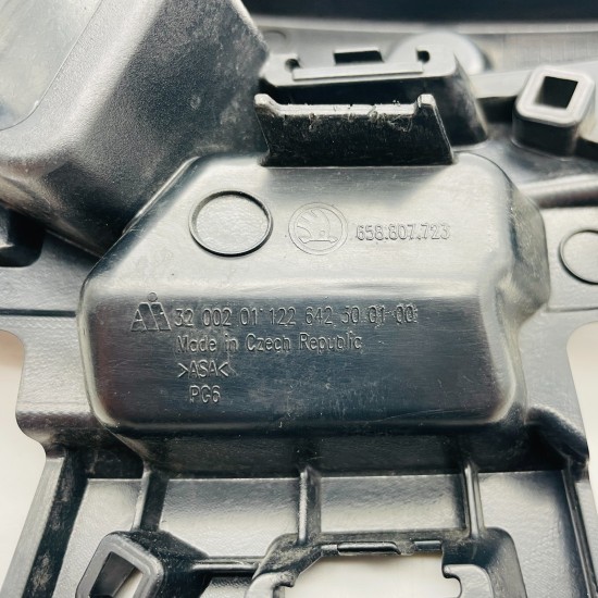 Skoda Kamiq Grill Bracket Front Left Side 658807723 | 2019-2023 [v122]