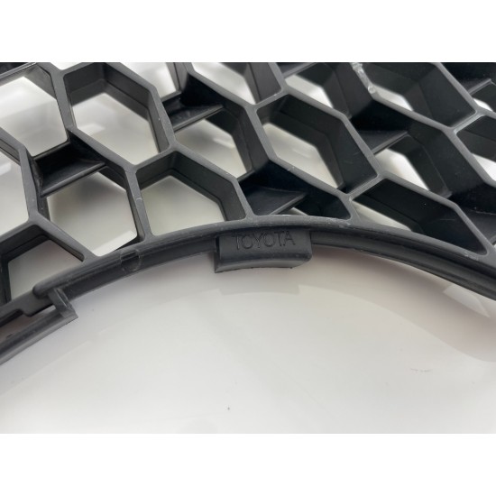 Toyota Yaris Grill Front Bumper Genuine 2005 – 2011 [x201]